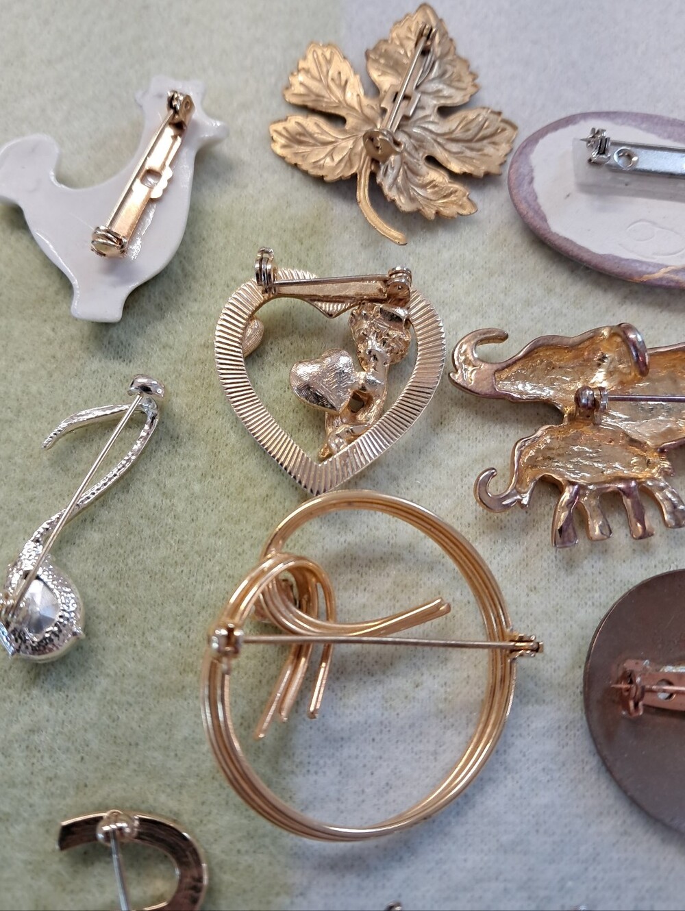 Brooches Vintage Costume Jewelry Lot Elephant Heart Feather Leaf - Picture 10 of 13